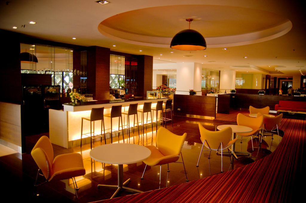 Iyarin @ Tuk Chang Hotel Bangkok Extérieur photo