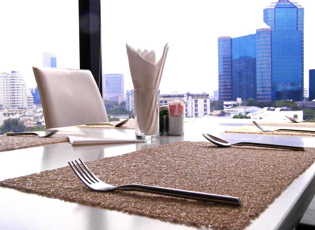 Iyarin @ Tuk Chang Hotel Bangkok Extérieur photo