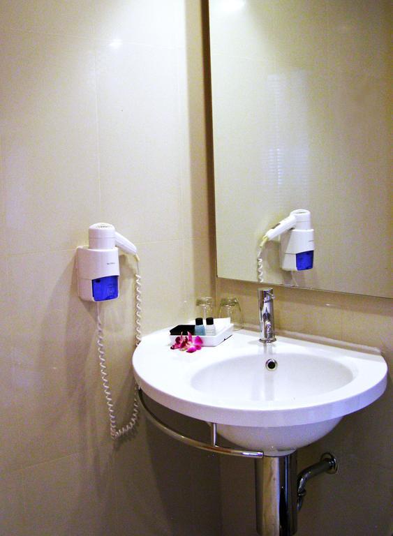 Iyarin @ Tuk Chang Hotel Bangkok Extérieur photo