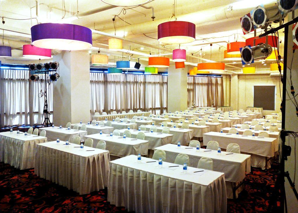 Iyarin @ Tuk Chang Hotel Bangkok Extérieur photo