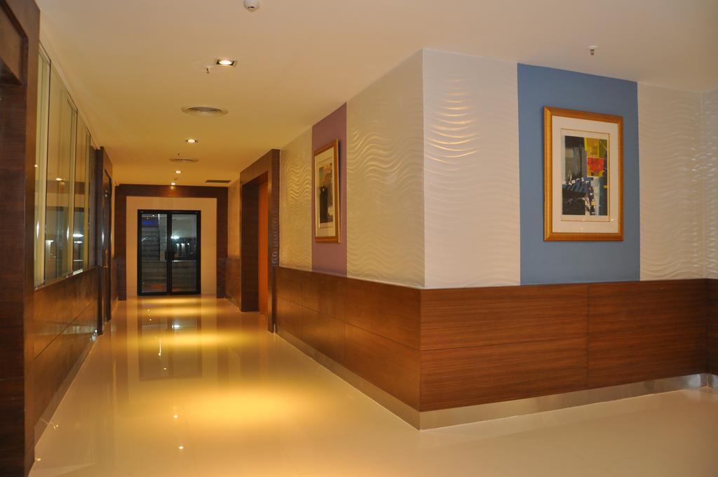 Iyarin @ Tuk Chang Hotel Bangkok Extérieur photo