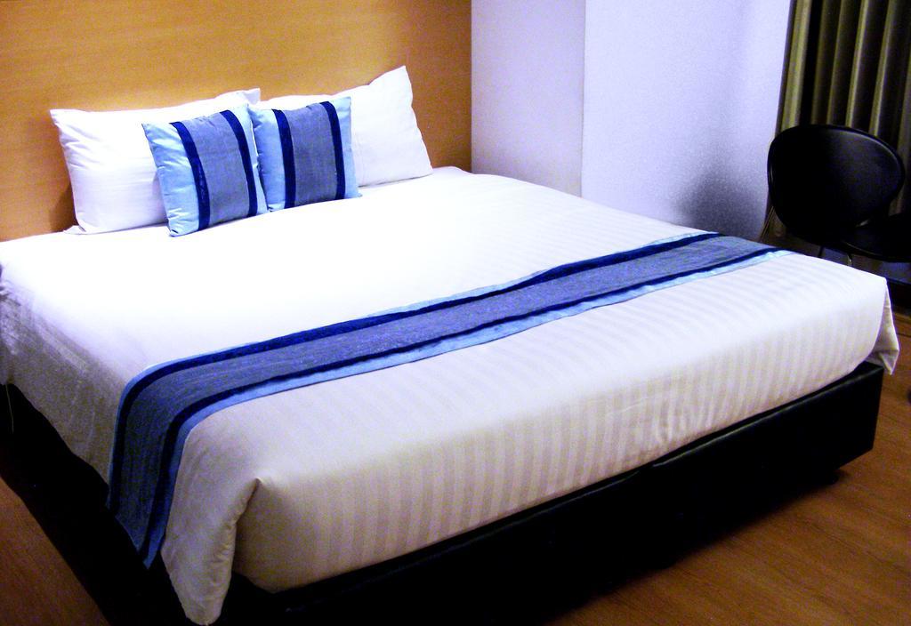 Iyarin @ Tuk Chang Hotel Bangkok Extérieur photo